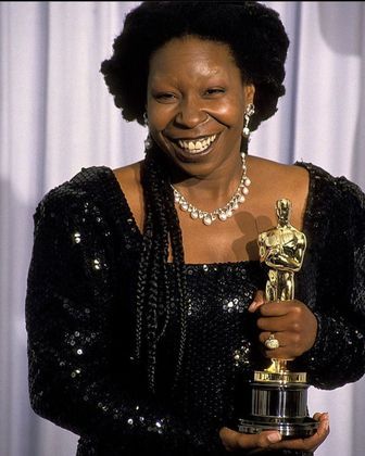 Ali, a atriz já recebeu sua primeira indicação ao Oscar de Melhor Atriz. Na premiação de 1991, Goldberg ganhou o prêmio de Melhor Atriz Coadjuvante pelo clássico “Ghost: Do Outro Lado da Vida”.