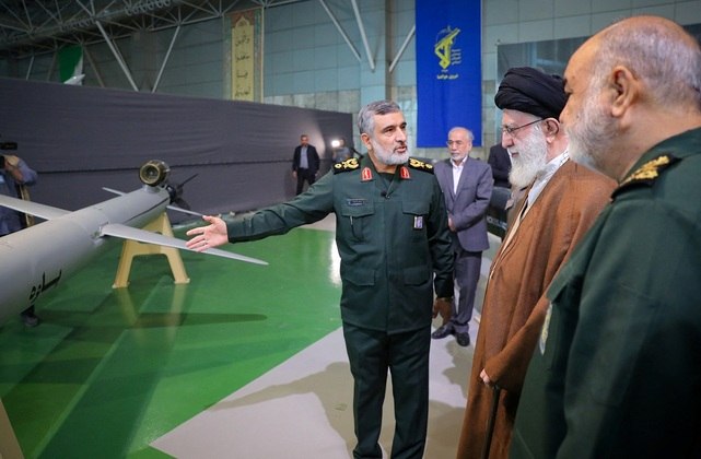 O líder supremo do Irã, aiatolá Ali Khamenei, visitou neste domingo (19) a Exposição de Conquistas da Força Aeroespacial da Guarda Revolucionária, em Teerã