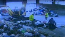 Operários vasculham 20 toneladas de lixo para encontrar aliança de casamento de marido atrapalhado