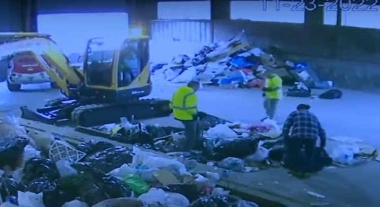 Para encontrar as alianças, os operários precisaram vasculhar 20 toneladas de lixo