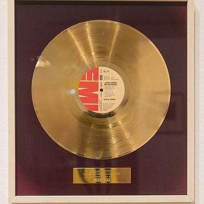 Aliás, a canção lhes rendeu seu disco de ouro inicial. O LP ainda conta com o maior sucesso da banda: “Como Eu Quero”, que garantiu o segundo disco de ouro. 