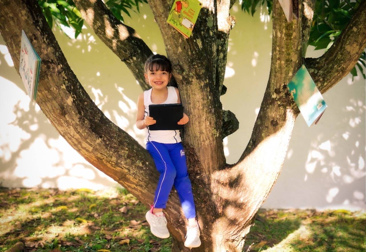 Alice Correia, de 6 anos, ganhou o apelido de 'devoradora de livros'