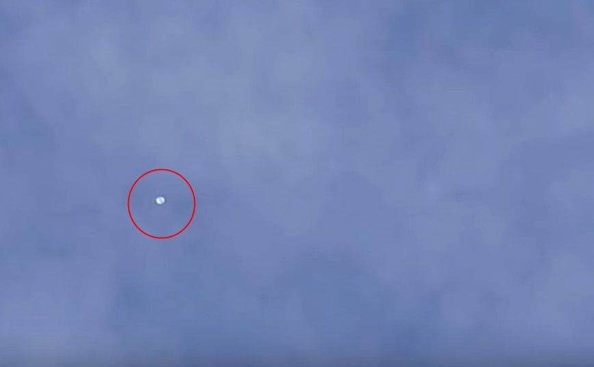 'Aliens: oi Eu, me inclinando na janela com uma megafone: POUSEM AQUI', brincou a influencer Melanie SchmitzVale o clique!&nbsp;Nuvem bizarra e luzes misteriosas levantam suspeitas sobre OVNIs