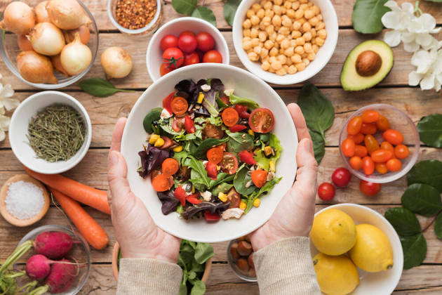 AlimentaçãoA American Cancer Society lista a alimentação saudável como uma das principais recomendações para reduzir o risco de câncer colorretal. Comer muitos vegetais, frutas e grãos tem sido associado a incidências menores de tumores nessa área