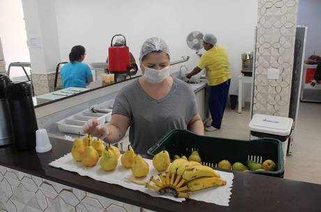 Alimentos frescos são higienizados fora da cozinha