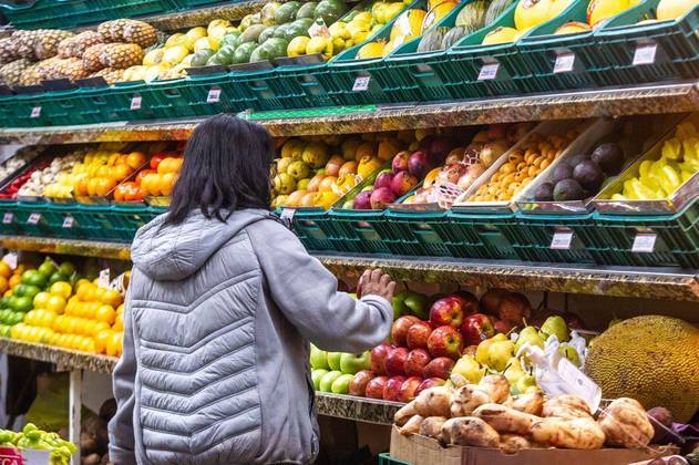 RS - VENDA/FRUTAS/PORTO ALEGRE - ECONOMIA - Venda de frutas no Mercado Público de Porto Alegre, no Rio Grande do Sul, nesta terça-feira, 07 de junho de 2022. Cinco frutas populares (banana, laranja, maçã, mamão e melancia) apresentaram alta de até 242% de 2020 para 2022 nas Ceasas das capitais, apontou a Companhia Nacional de Abastecimento (Conab). 07/06/2022 - Foto: EVANDRO LEAL/ENQUADRAR/ESTADÃO CONTEÚDO