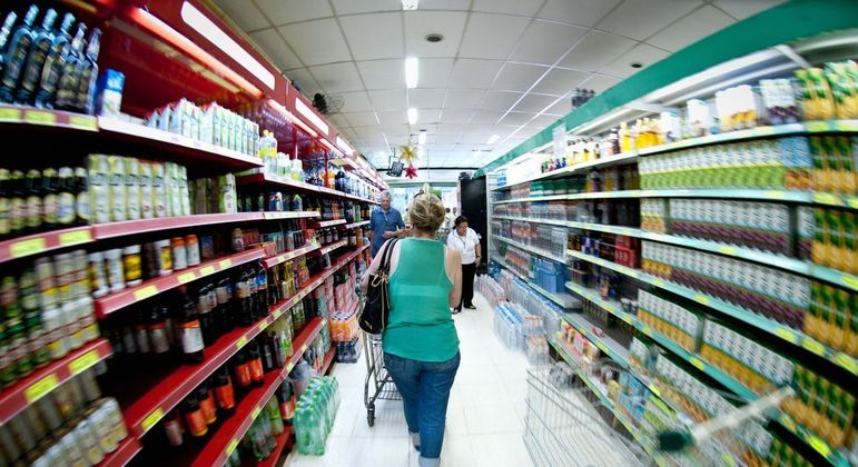 Entenda por que a alta dos juros deve reduzir o preço dos alimentos - Vimarsana News