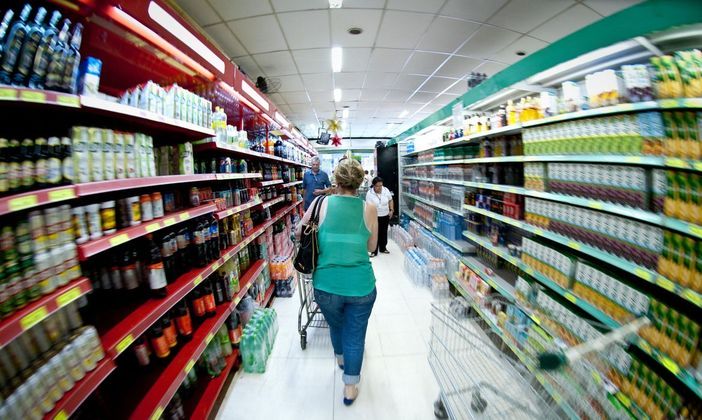 As idas ao supermercado estão ficando cada vez mais caras e exigindo mais atenção do consumidor que quer economizar ao máximo nas suas compras. A prévia da inflação de preços no Brasil mostrou que os alimentos e bebidas saltaram 1,38%, alta influenciada principalmente pela alimentação em domicílio, cuja taxa passou de 1,51%, em setembro, para 1,54%, em outubro. Clique nas imagens acima e veja as dicas dos economistas André Braz, coordenador do IPC do FGV Ibre, e Juliana Inhasz, professora do Insper (Instituto de Ensino e Pesquisa).Foto: EBC