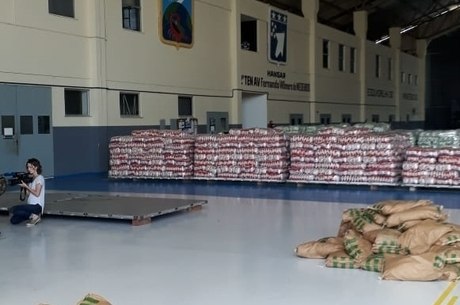 Alimentos reunidos em hangar para serem levados Ã  Venezuela