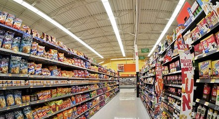 Corredor de supermercado com salgadinhos, classificados como alimentos ultraprocessados