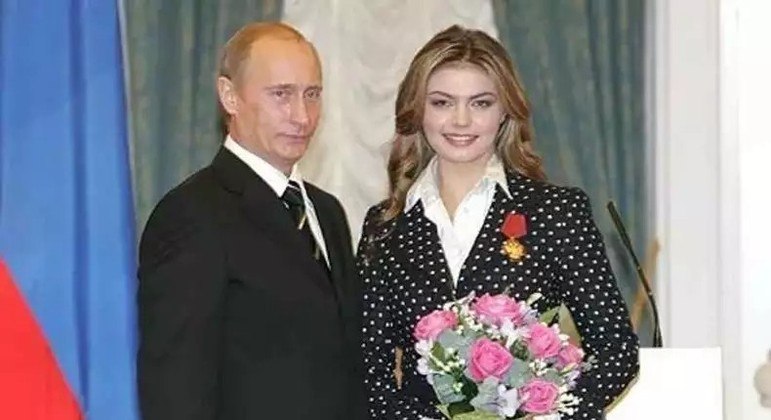 Vladimir Putin entregando buque de flores a ex-ginasta Alina Kabaeva