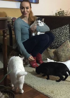 Aline Dahlen com seus gatos
