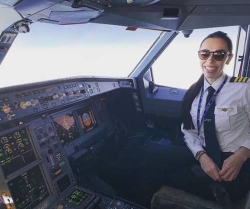 Aline fez curso de pilotagem e começou na nova profissão pilotando um Airbus A320. Depois passou para outras aeronaves, fazendo tanto voos de passageiros como cargueiros. Em 2019, passou numa seleção para a Emirates e teve a chance de pilotar o maior avião comercial do planeta. 