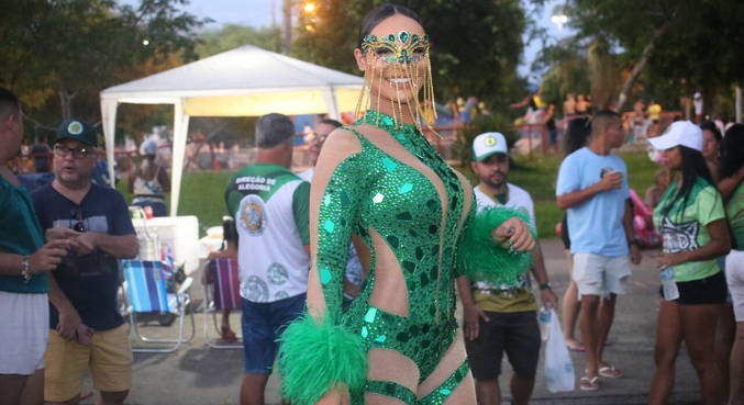 No Rio de Janeiro, Aline Mineiro desfilou durante ensaio de rua
