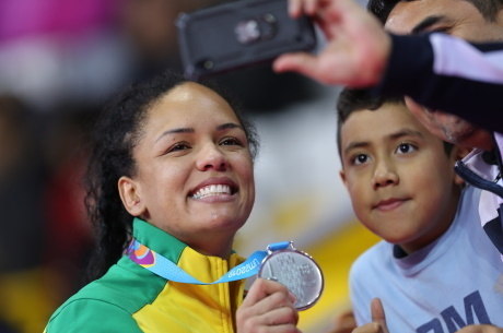 Aline Silva se sente honrada em ser exemplo 