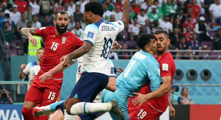Alireza Beiranvand, goleiro do Irã, se machuca ao bater de frente com o companheiro Majid Hossein