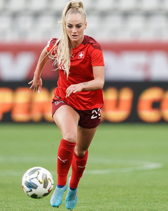 Alisha Lehmann nasceu na cidade suíça de Tägertschi e está com 23 anos. Ela começou a carreira no Young Boys, time do seu país natal. Ela é atacante, ao contrário do amado, que joga de volante. 