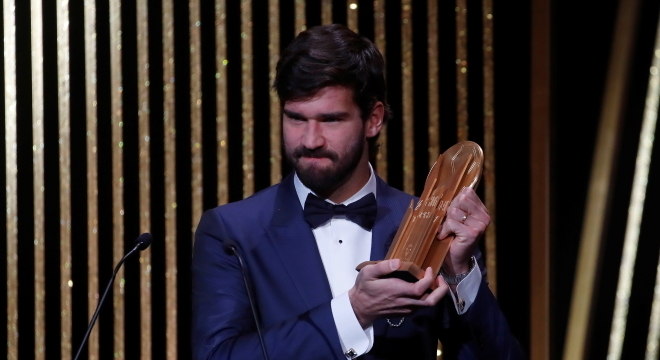 Alisson vence o Troféu Yashin e é coroado como melhor goleiro do mundo