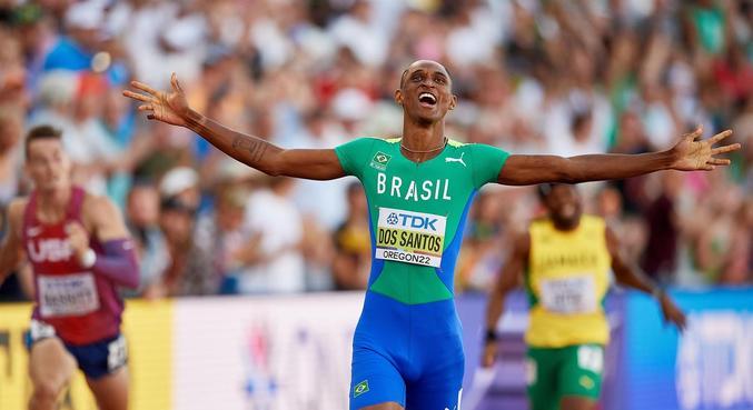 Alison dos Santos levou a melhor na final dos 400 metros com barreiras nos EUA