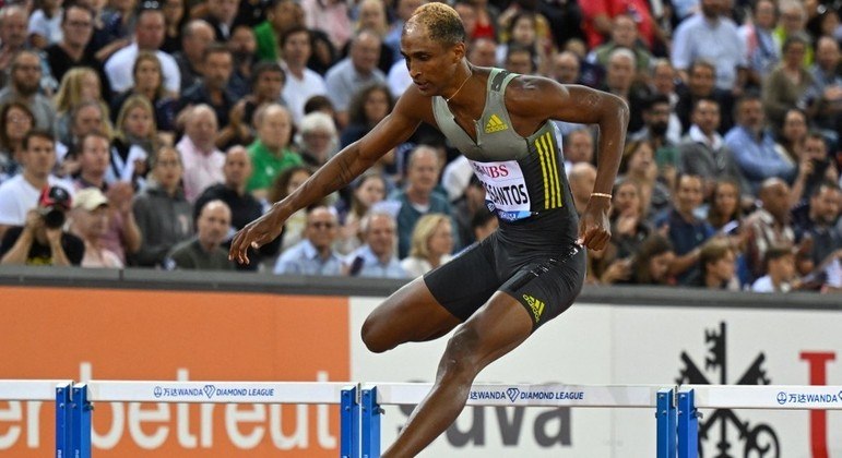Alison dos Santos confirma favoritismo e é campeão da Diamond League
