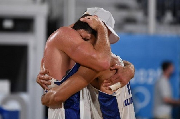 Alison e Álvaro Filho, os únicos brasileiros do vôlei de praia, ainda vivos no torneio, enfrentam uma dupla da Letônia, às 22h, pelas quartas de final. 