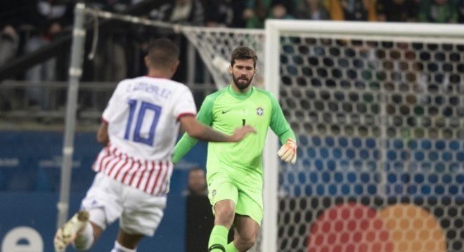 Alisson teve de fazer uma grande defesa no primeiro tempo