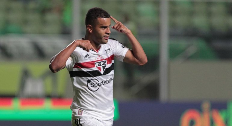 Alisson comemora gol com a camisa do São Paulo