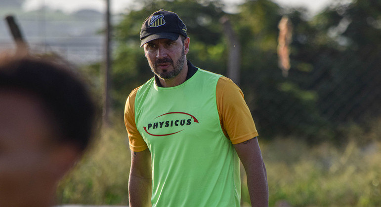 Técnico Allan Aal em treino do Grêmio Novorizontino
