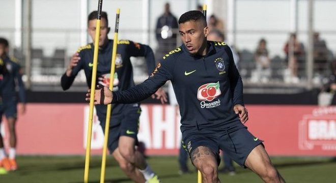 Meio-campo Allan, do Napoli, será titular no Brasil x Paraguai na Arena do Grêmio