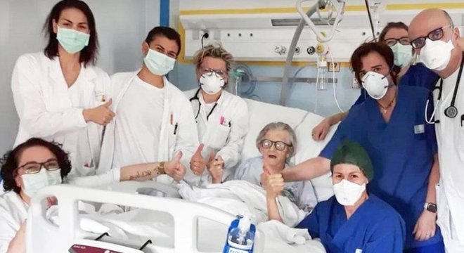 Alma Clara Corsini com a equipe médica que a tratou no hospital Pavullo em Modena, Itália