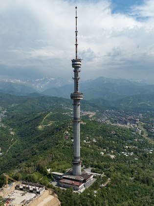 Almaty Tower - 371 metros - Cazaquistão: Foi concluída em 1982. A construção é uma torre de telecomunicação e apesar da sua altura, tem apenas dois andares. É possível vê-la de quase toda a cidade.