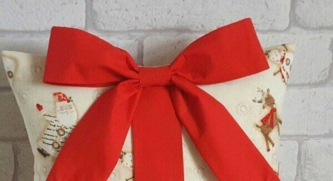 Almofada de Natal com estampa fofa e laço de fita vermelho