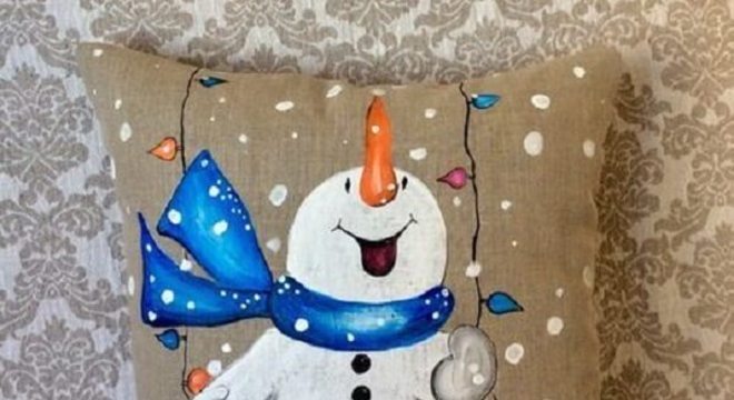 Almofada de Natal com estampa pintada de boneco de neve