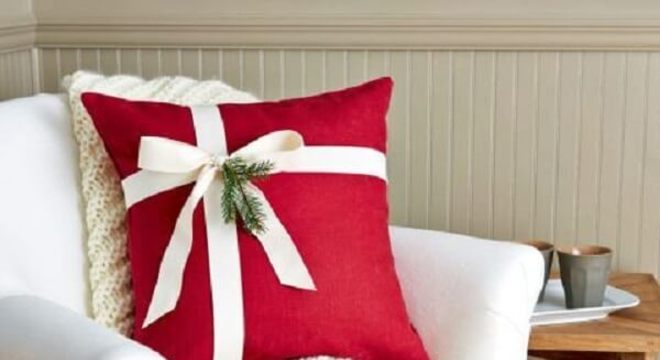 Almofada de Natal em tom de vermelho com laço branco