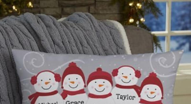 Almofada de Natal personalizada conta com o nome de todos os moradores da casa