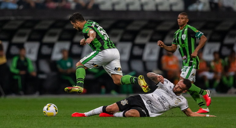 Aloísio, do América-MG, é marcado por Renato Augusto, do Corinthians
