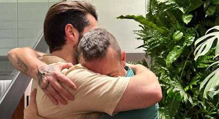 Alok abraça o pai, que conseguiu sair de Israel