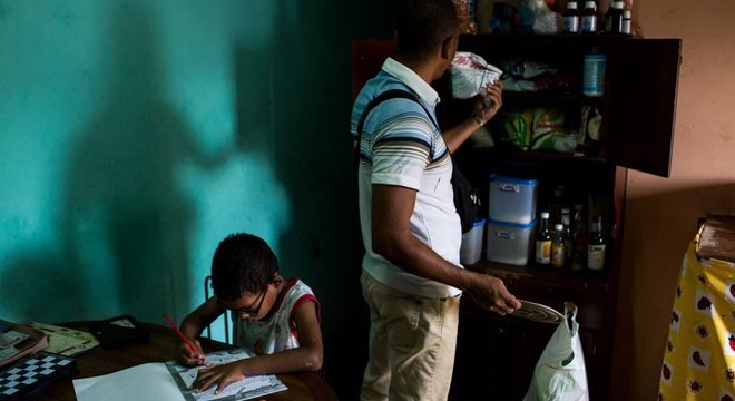 Muitos pais migram para poder mandar dinheiro para a criação dos filhos