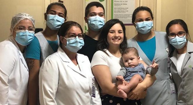 Mãe posa com Dom ao lado da equipe do hospital