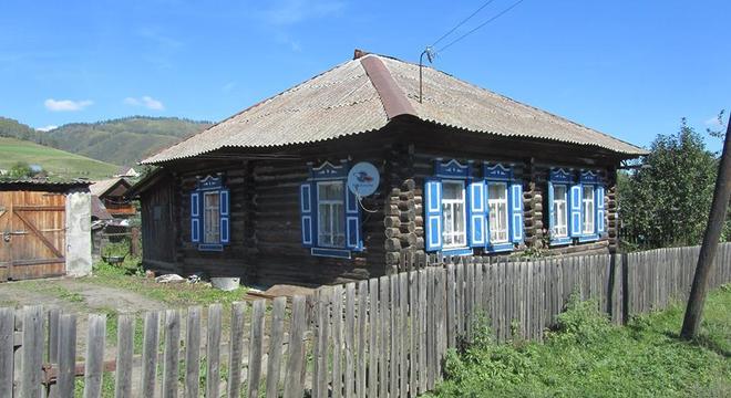 Na foto, casa na aldeia de Tchergâ, em Altai, na Rússia