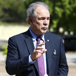Mercadante ainda não tem a caneta. Mas vai ter...
