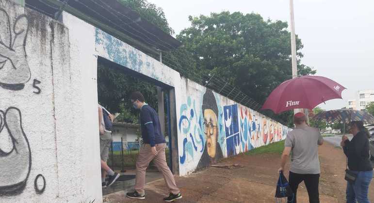 Estudantes entram em colégio para a prova do Enem em Brasília