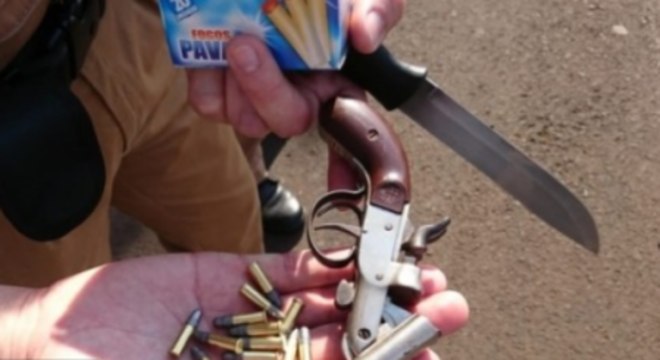 Polícia do Paraná apreendeu bombinhas, faca e munições com o suspeito