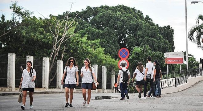 Todos os formandos em medicina em Cuba precisam cumprir três anos de serviço social obrigatório 