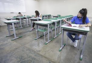 Com o novo ensino médio, os estudantes permanecerão<b> mais horas na escola</b>. Até 2024, serão 1.000 horas anuais, no total,  3.000 horas ao fim dos três anos. Na prática, cada ano letivo deve ter 200 dias, com, em média, cinco horas por dia