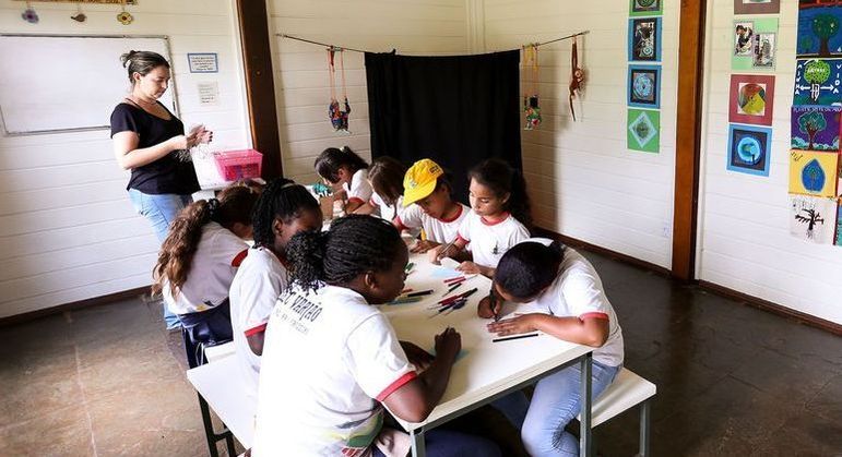 Pesquisadores, professores e estudantes assinam documento pela Educação
