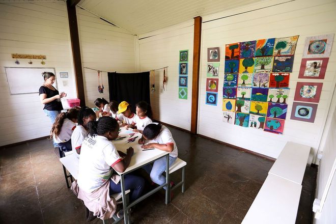 'Hoje, menas crianças estão fora das escolas'. Menas não existe. Ao se referir a alguém ou alguma coisa em menor número, em menor quantidade, devemos utilizar a palavra menos. É uma palavra uniforme e invariável. Sempre use menos