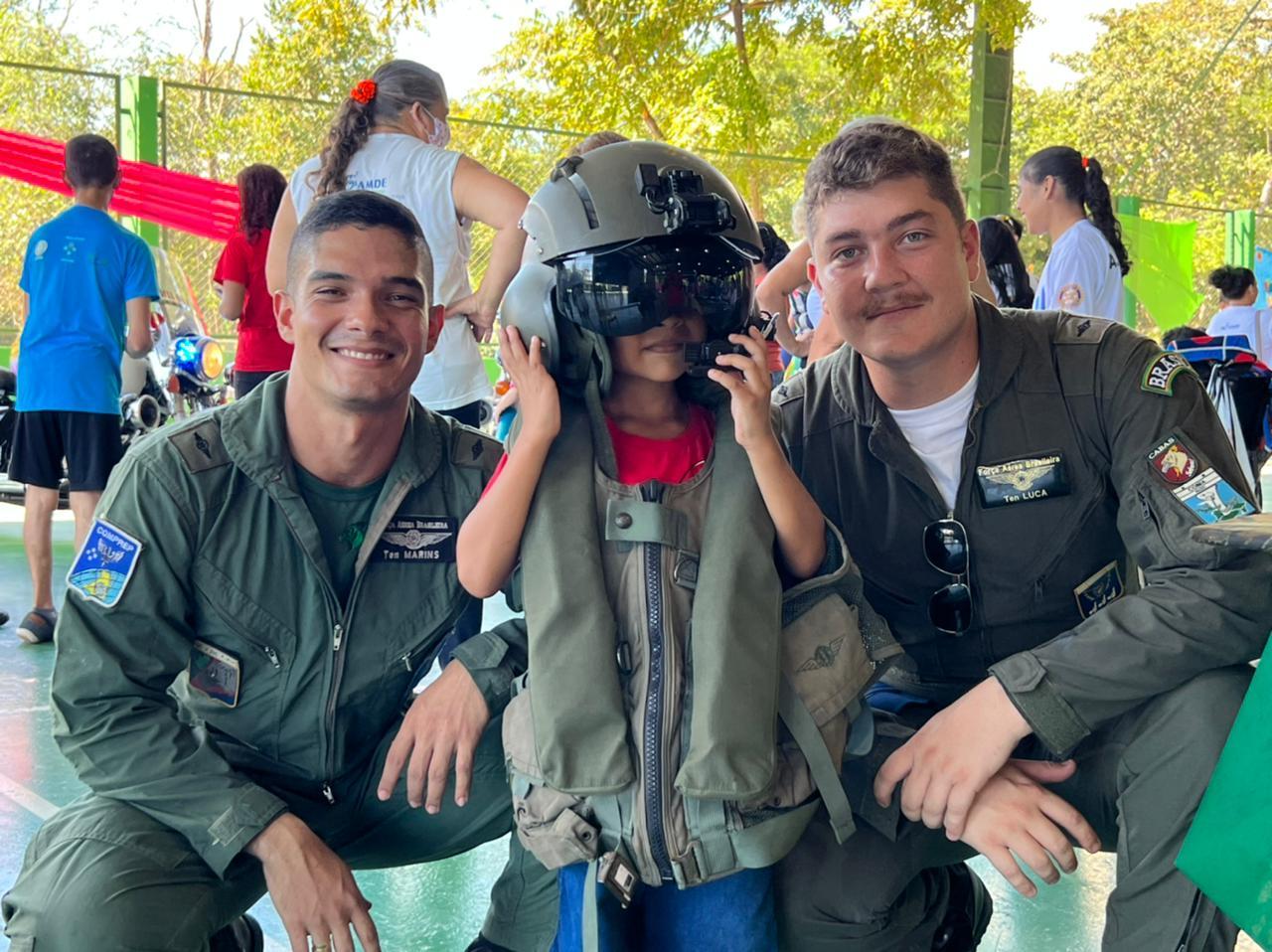Alunos interagem com os militares da Força Aérea em Manaus