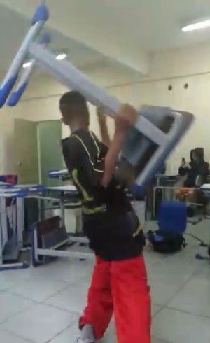 Alunos arremessaram objetos na sala
