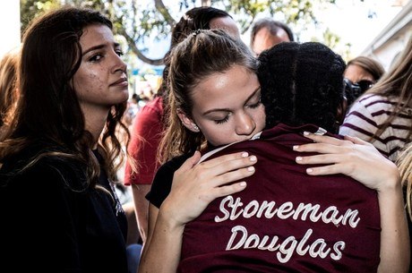 Escola do massacre da Flórida não vai armar professores